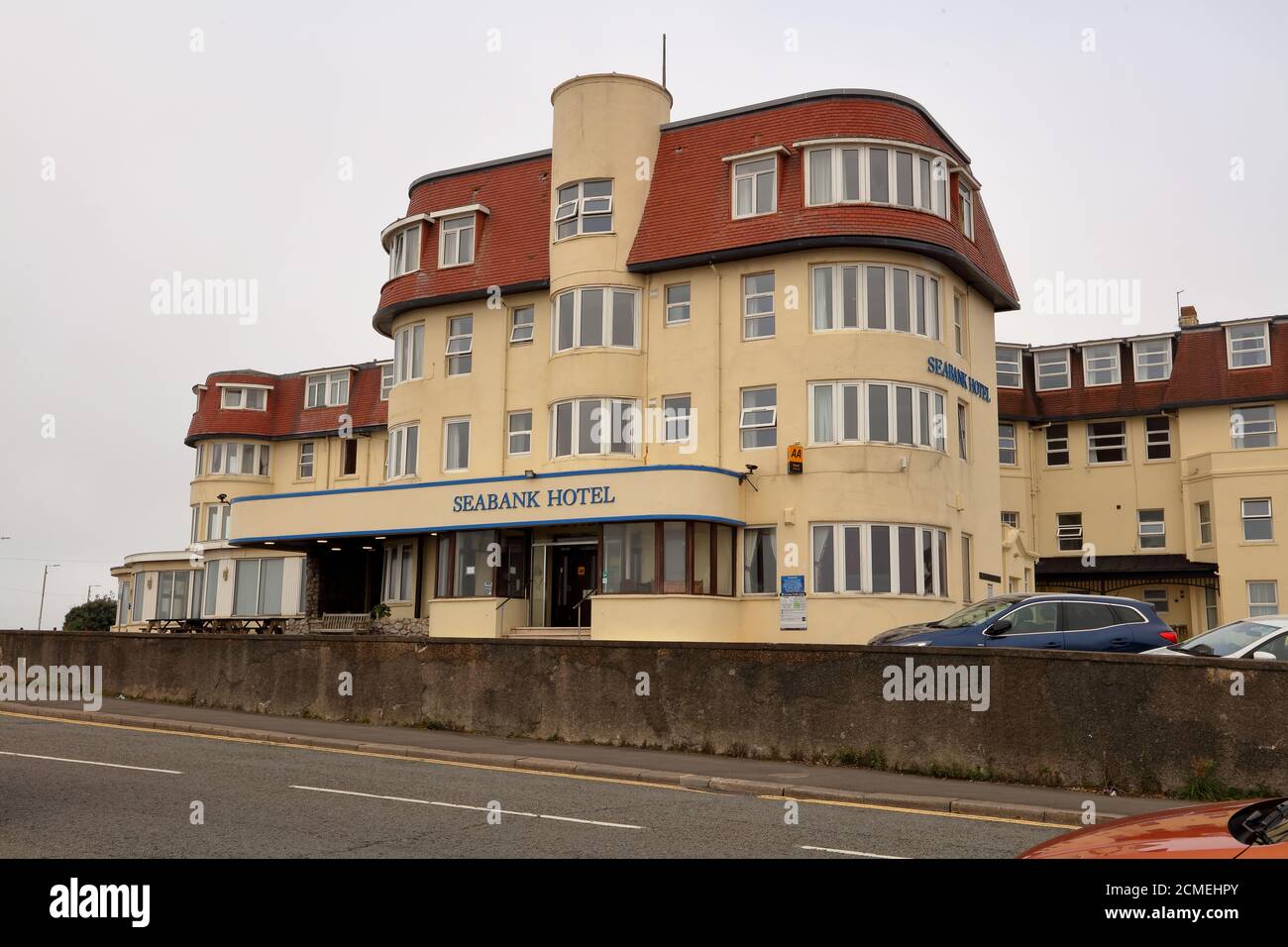 L'hotel Seabank direttamente fuori dalla strada principale attraverso Porthcawl e un posto molto popolare da visitare per i vacanzieri. Foto Stock