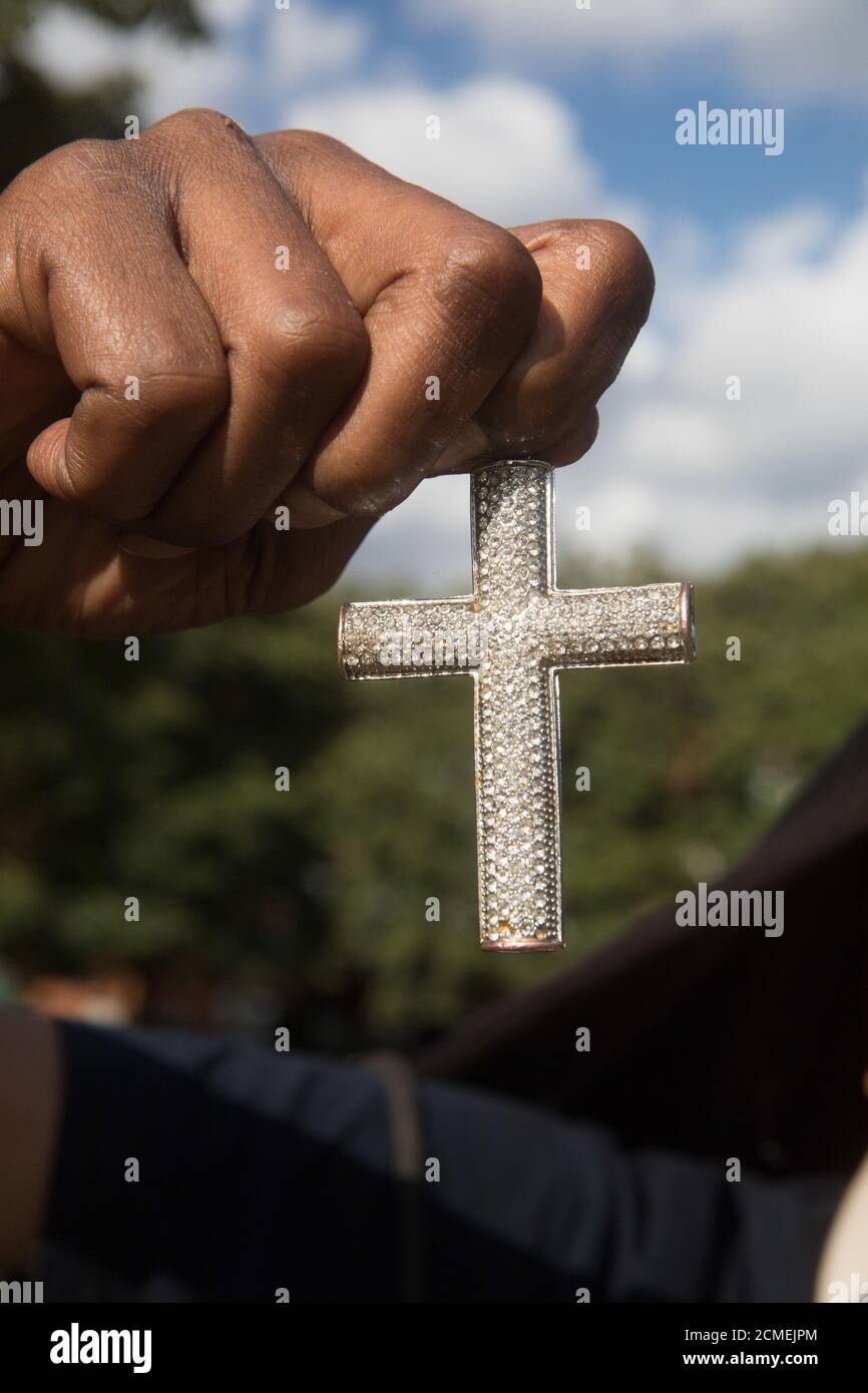Collana con crocifisso a croce grande Foto Stock