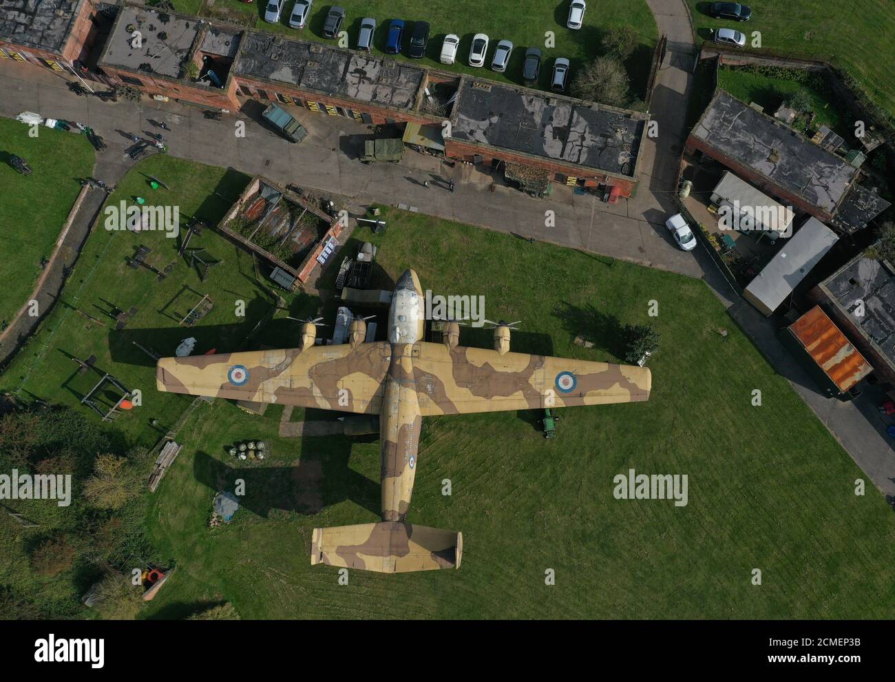 Vista aerea dell'unico aereo da trasporto pesante RAF XB259 Blackburn Beverley C1 rimasto durante un'anteprima per l'asta dei contenuti del Fort Paull Museum, un forte napoleonico a Holderness, East Yorkshire, che ha chiuso all'inizio di quest'anno. Foto Stock