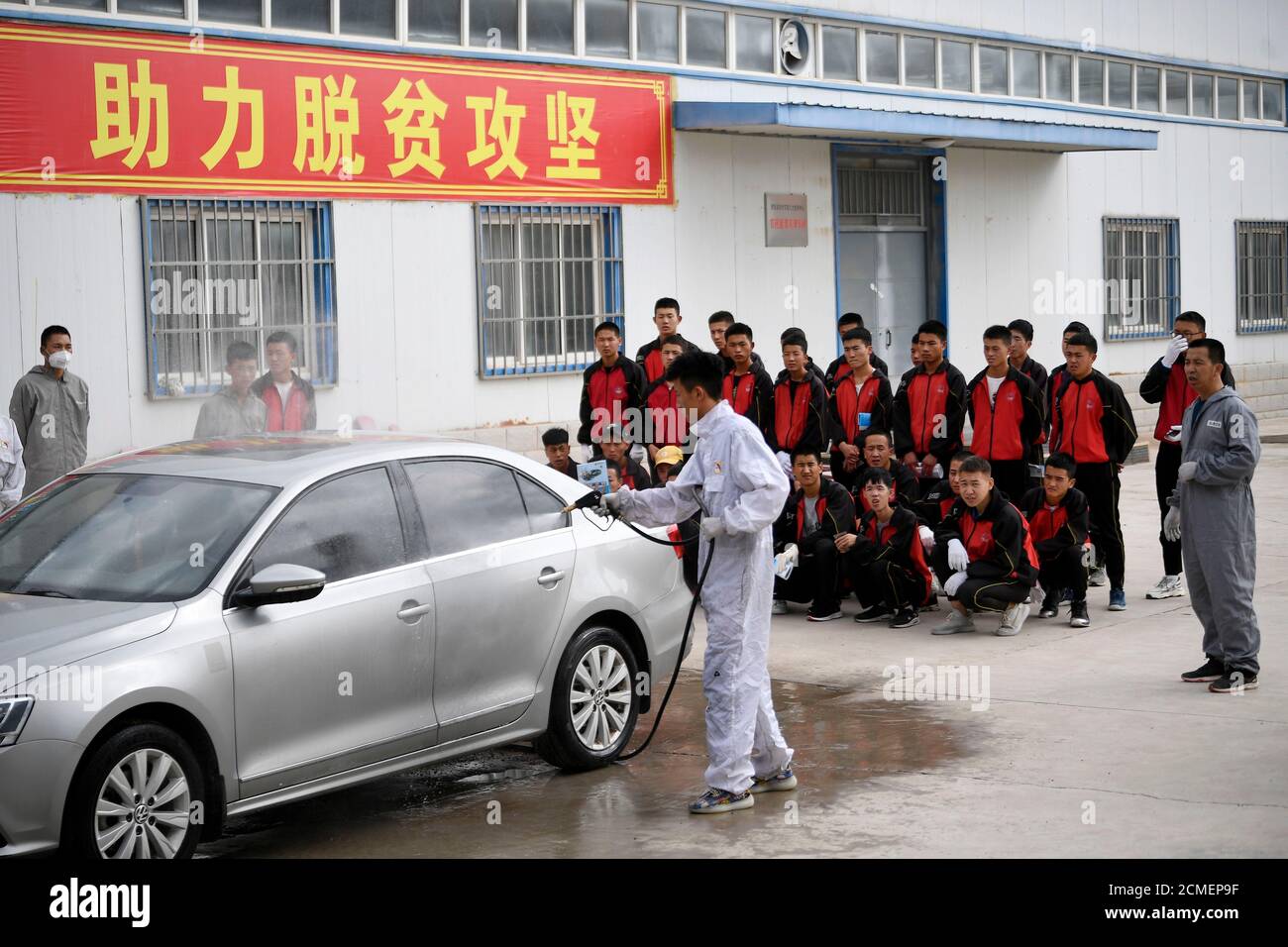 (200917) -- GUYUAN, 17 settembre 2020 (Xinhua) -- gli studenti hanno una lezione di formazione sulla manutenzione di auto in una scuola professionale nella contea di Xiji, nella regione Autonoma di Ningxia Hui nella Cina nord-occidentale, 16 settembre 2020. Xiji è l'ultima contea che è quello di scuotere la povertà in Ningxia. Lo sviluppo dell'istruzione professionale locale è fortemente responsabile dell'eliminazione della povertà. Nel corso degli anni, il governo locale ha adottato varie misure per sviluppare un'istruzione professionale basata sulle esigenze del mercato del lavoro. Ormai, la scuola professionale ha formato oltre 90,000 personale tecnico. (Xinhua/Wang Peng) Foto Stock