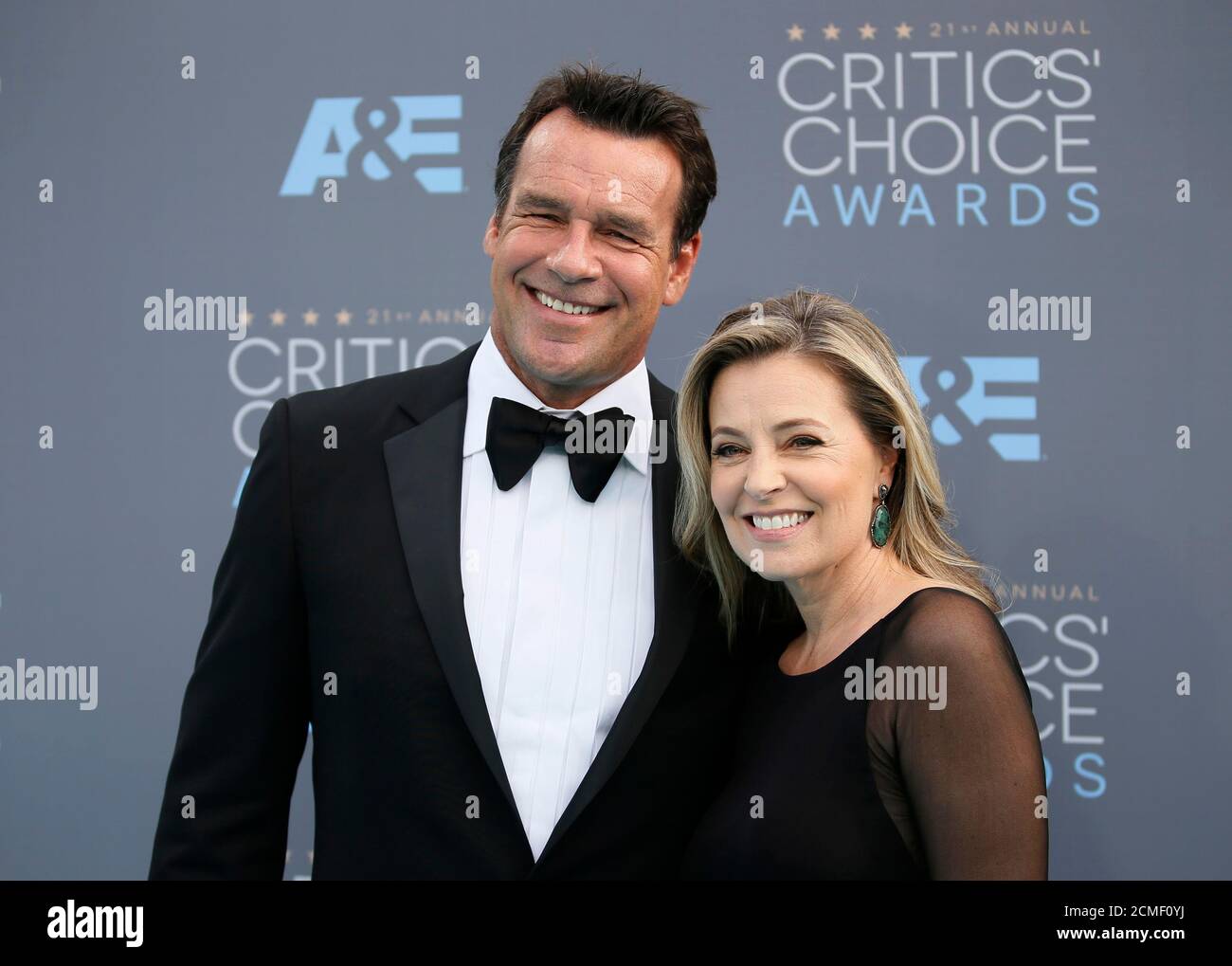 L'attore David James Elliott e la moglie, Nanci Chambers, arrivano al 21°  premio annuale Critics' Choice a Santa Monica, California, 17 gennaio 2016.  REUTERS/Danny Moloshok Foto stock - Alamy