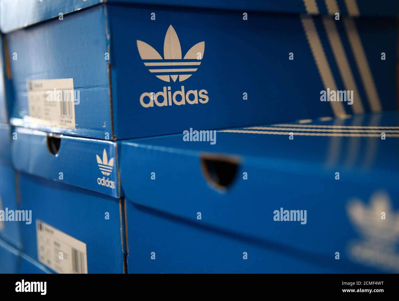 Scatole di scarpe Adidas sono raffigurate nel magazzino del rivenditore  locale di calzature 'Popp IT Up' a Bussigny vicino a Losanna, Svizzera 24  Aprill, 2019. REUTERS/Denis Balibouse Foto stock - Alamy