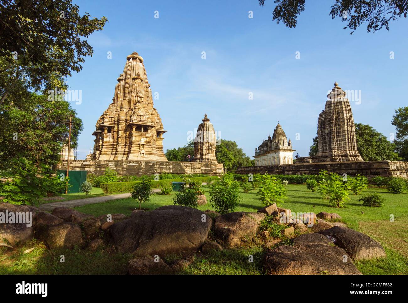 Khajuraho, Madhya Pradesh, India : Tempio di Vishvanatha (a sinistra) e Tempio di Parvati (a destra) parte del gruppo occidentale del KH, Patrimonio dell'Umanità dell'UNESCO Foto Stock