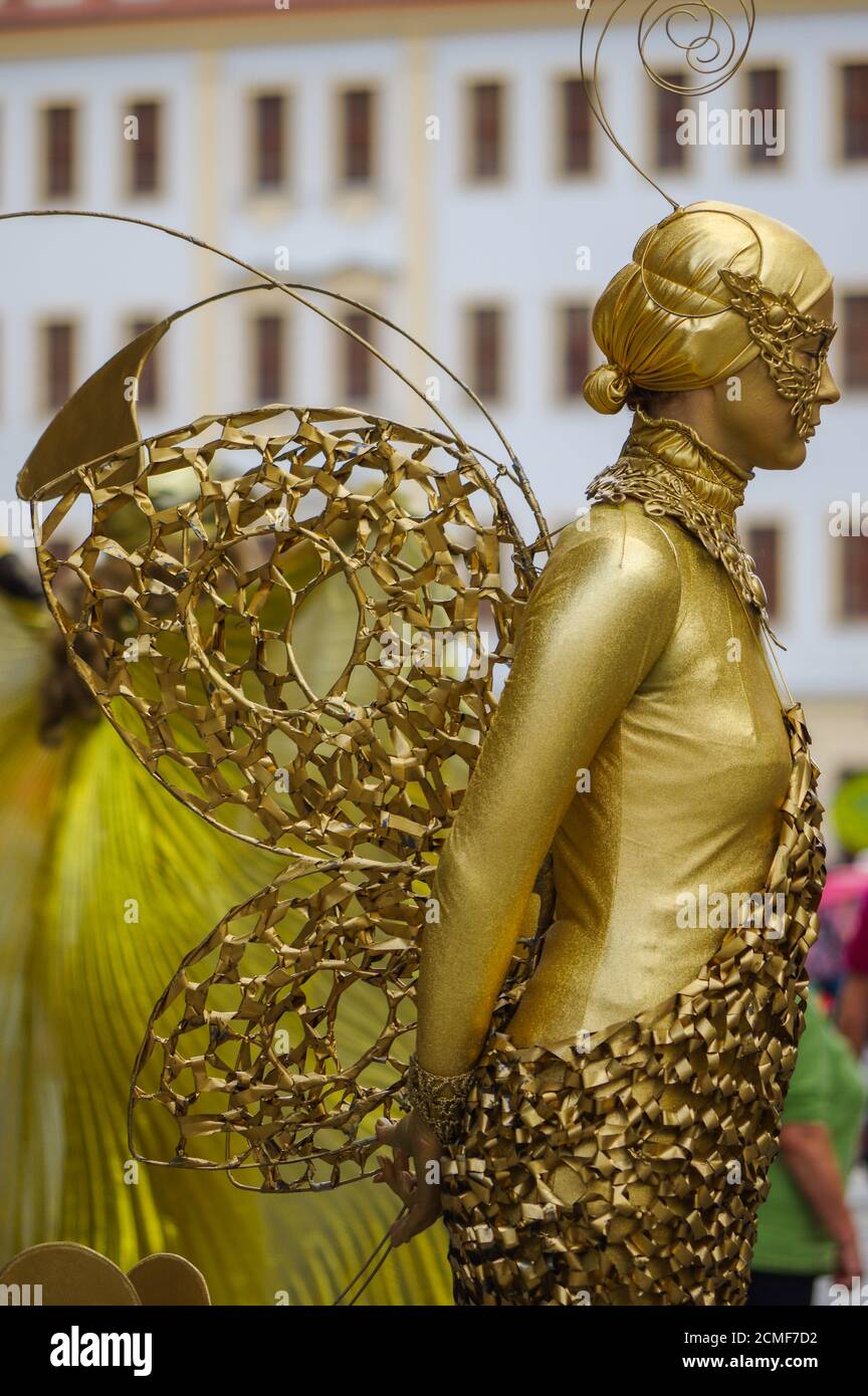 performer - artisti dipinti in oro su una strada della città, statue viventi Foto Stock