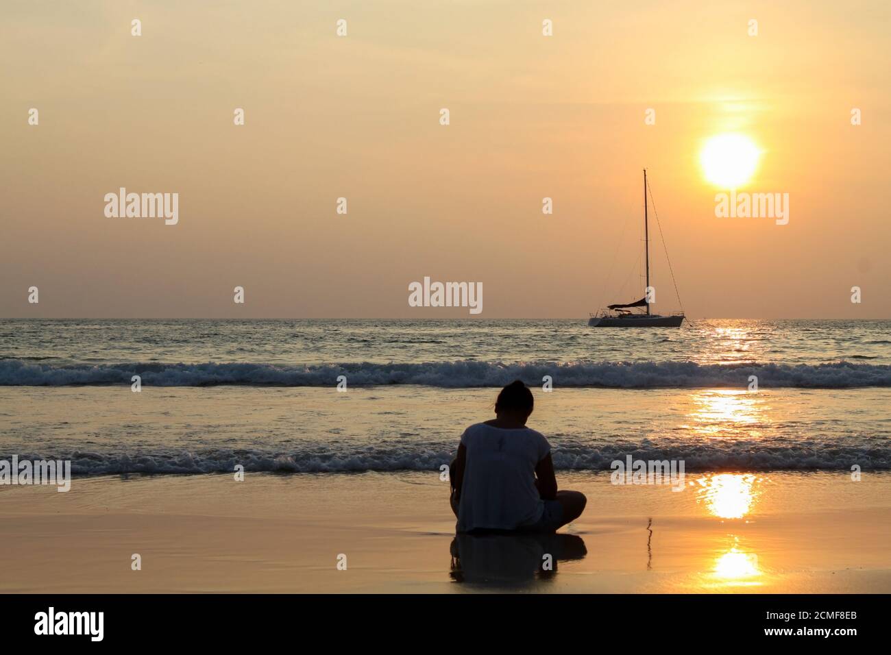 Ragazza che guarda mare immagini e fotografie stock ad alta risoluzione