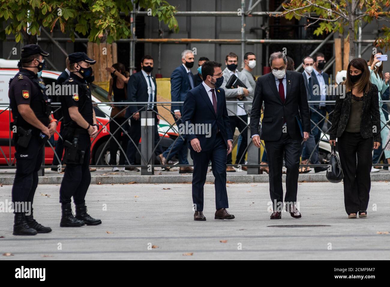 Madrid, Spagna. 17 Settembre 2020. il presidente regionale catalano Quim Torra (C) arriva alla Corte Suprema per assistere a un'audizione del suo ricorso a una sentenza di un tribunale sulla disobbedienza che lo ha visto squalificato di tenere un ufficio pubblico per 18 mesi. Quim Torra potrebbe essere licenziato se il suo ricorso è respinto. Credit: Marcos del Mazo/Alamy Live News Foto Stock