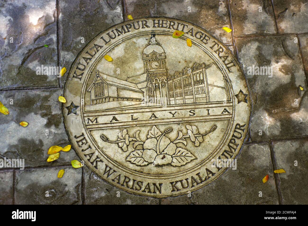 KUALA LUMPUR, MALESIA - 16 GENNAIO 2016: Round Memorial Pate on Ground - simbolo della città. Foto Stock