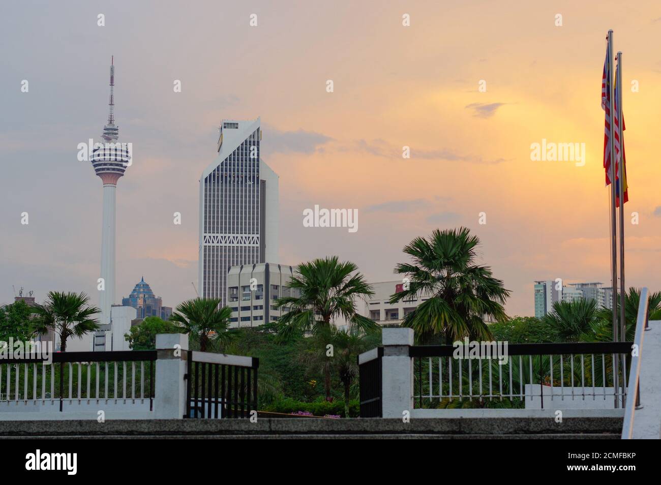 KUALA LUMPUR, MALESIA - GENNAIO 16,2016 : splendido e suggestivo tramonto sullo skyline della capitale e sulla Torre KL. Foto Stock