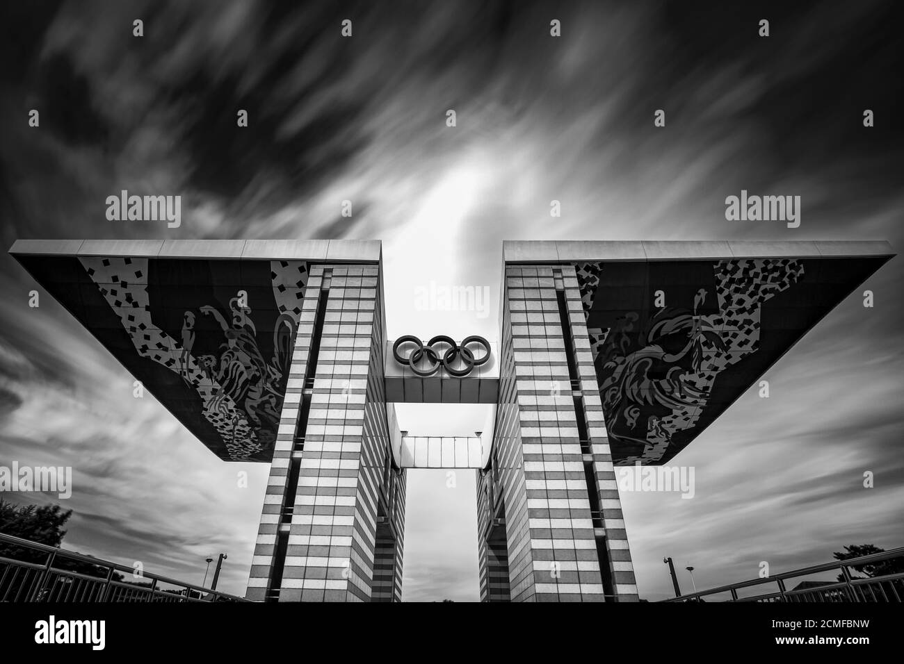 Nero / bianco, bellissimo scenario della porta Mondiale della Pace nel Parco Olimpico con lunga esposizione, Seoul, Corea Foto Stock