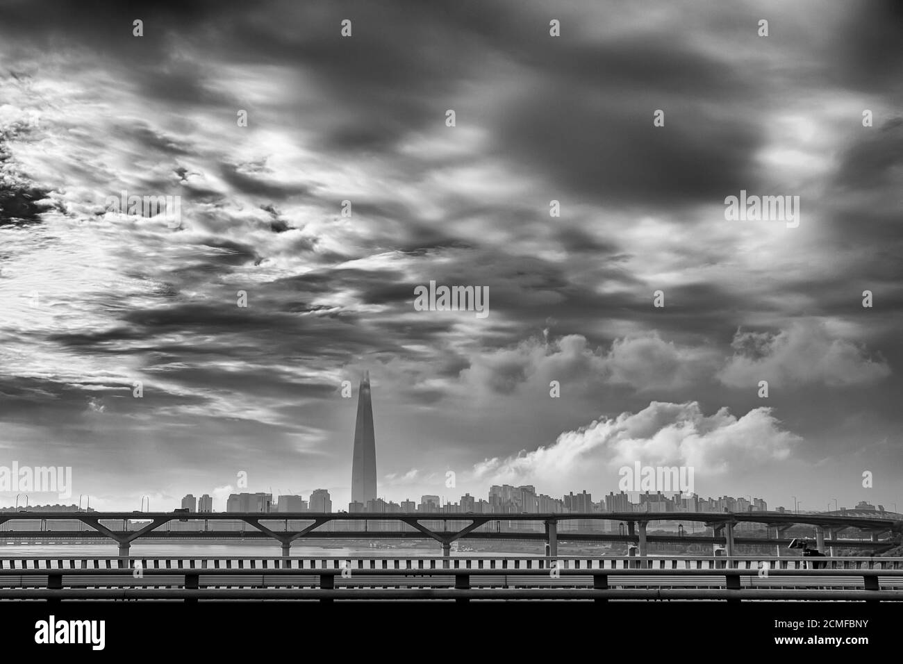 Bianco / nero, bellissimo paesaggio della Lotte World Tower e ponte sul fiume Han, Seoul, Corea Foto Stock