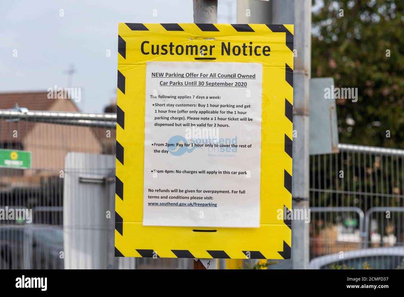 Cartello con scritto da Southend on Sea Borough Council che indica la nuova offerta di parcheggio per attrarre affari dopo il blocco COVID 19. Acquistarne uno, ne riceverne uno gratuito Foto Stock