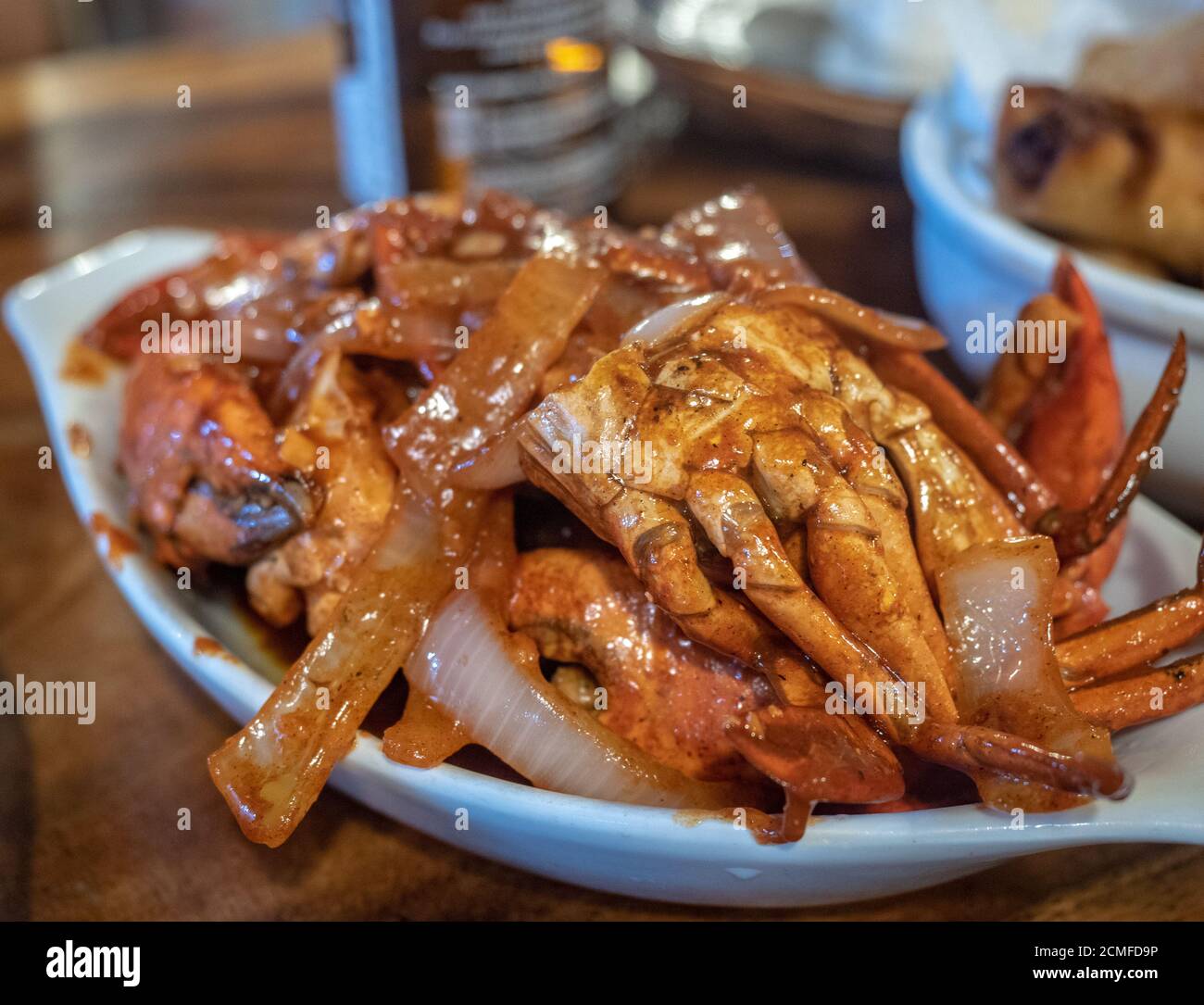 Delizioso cibo di strada asiatico nell'isola filippine di coron compreso il granchio intero del peperoncino Foto Stock