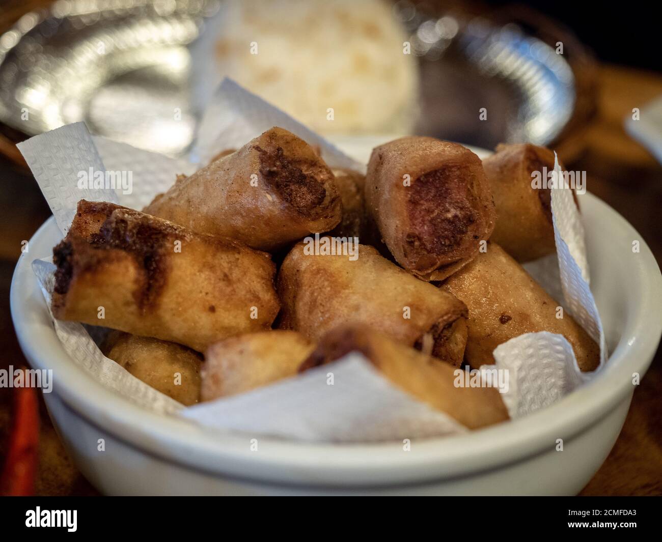 Delizioso cibo di strada asiatico nell'isola filippine di coron Compreso Lumpiang Foto Stock