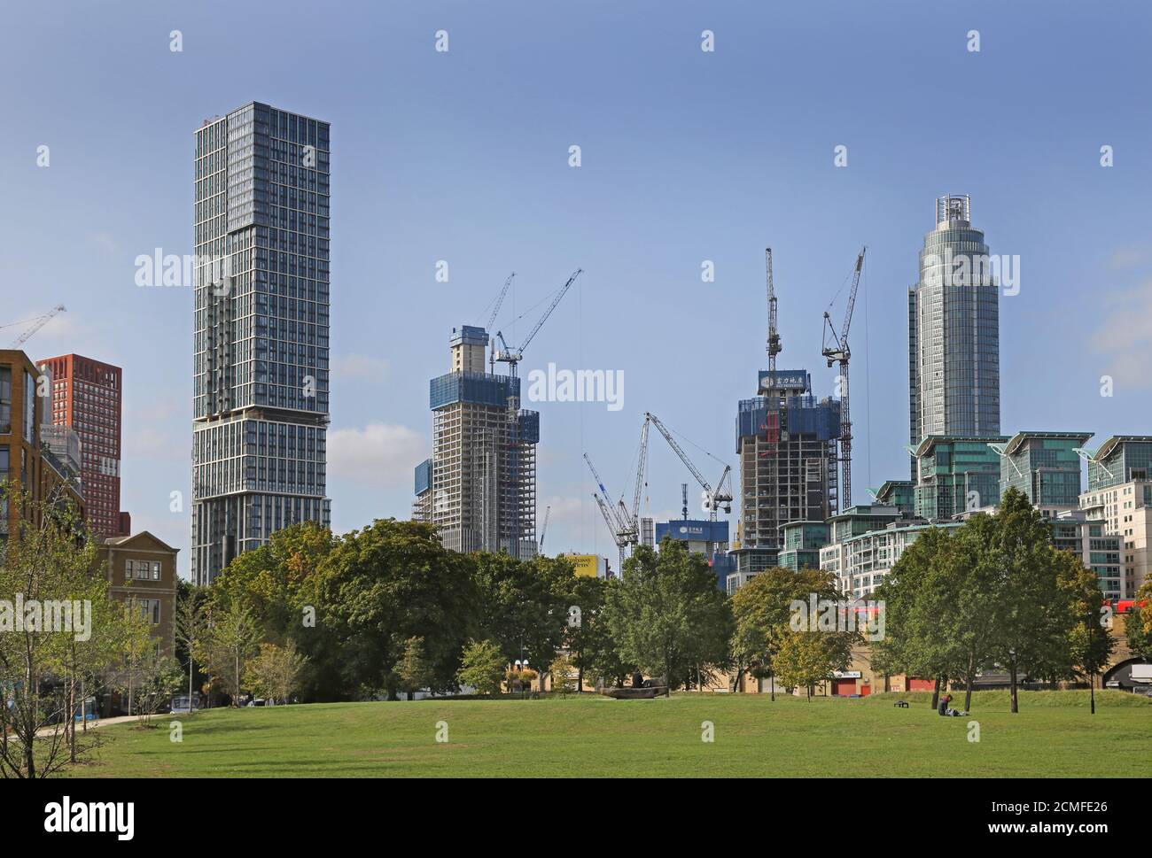 Nuovi blocchi di appartamenti sorgono sopra i Spring Gardens nel quartiere Vauxhall di Londra. Riqualificazione grazie alla nuova Ambasciata degli Stati Uniti e ad una nuova estensione della linea di tubi. Foto Stock