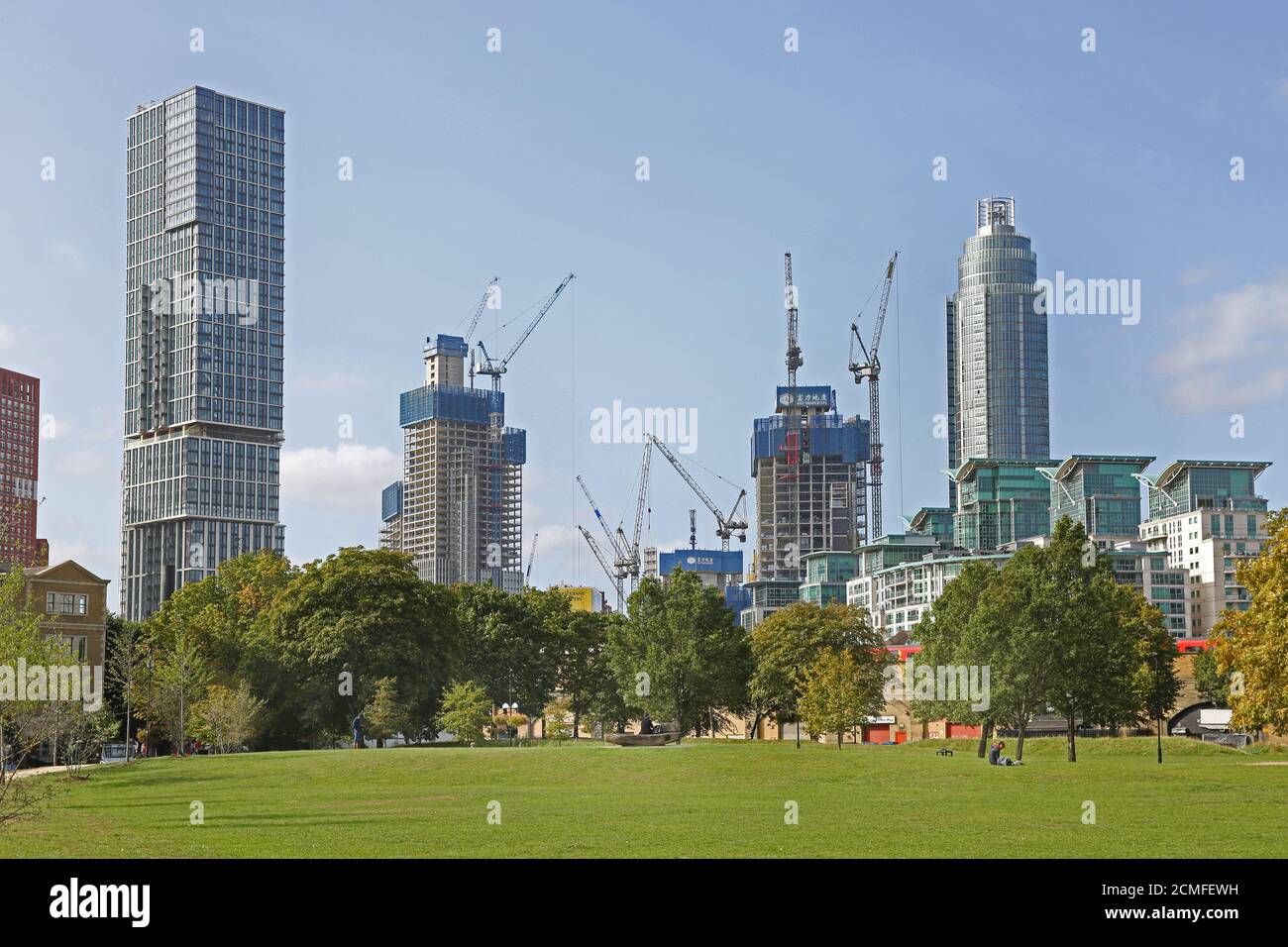 Nuovi blocchi di appartamenti sorgono sopra i Spring Gardens nel quartiere Vauxhall di Londra. Riqualificazione grazie alla nuova Ambasciata degli Stati Uniti e ad una nuova estensione della linea di tubi. Foto Stock