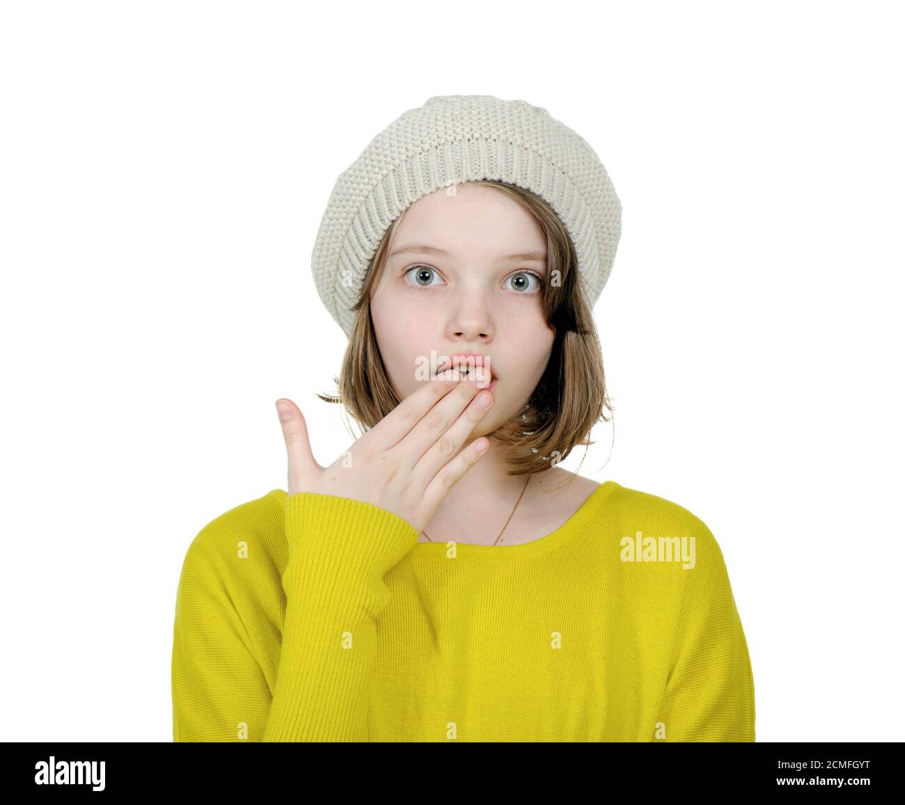 Ritratto di una bella ragazza che copre la sua bocca con la sua palma su uno sfondo bianco. Foto Stock