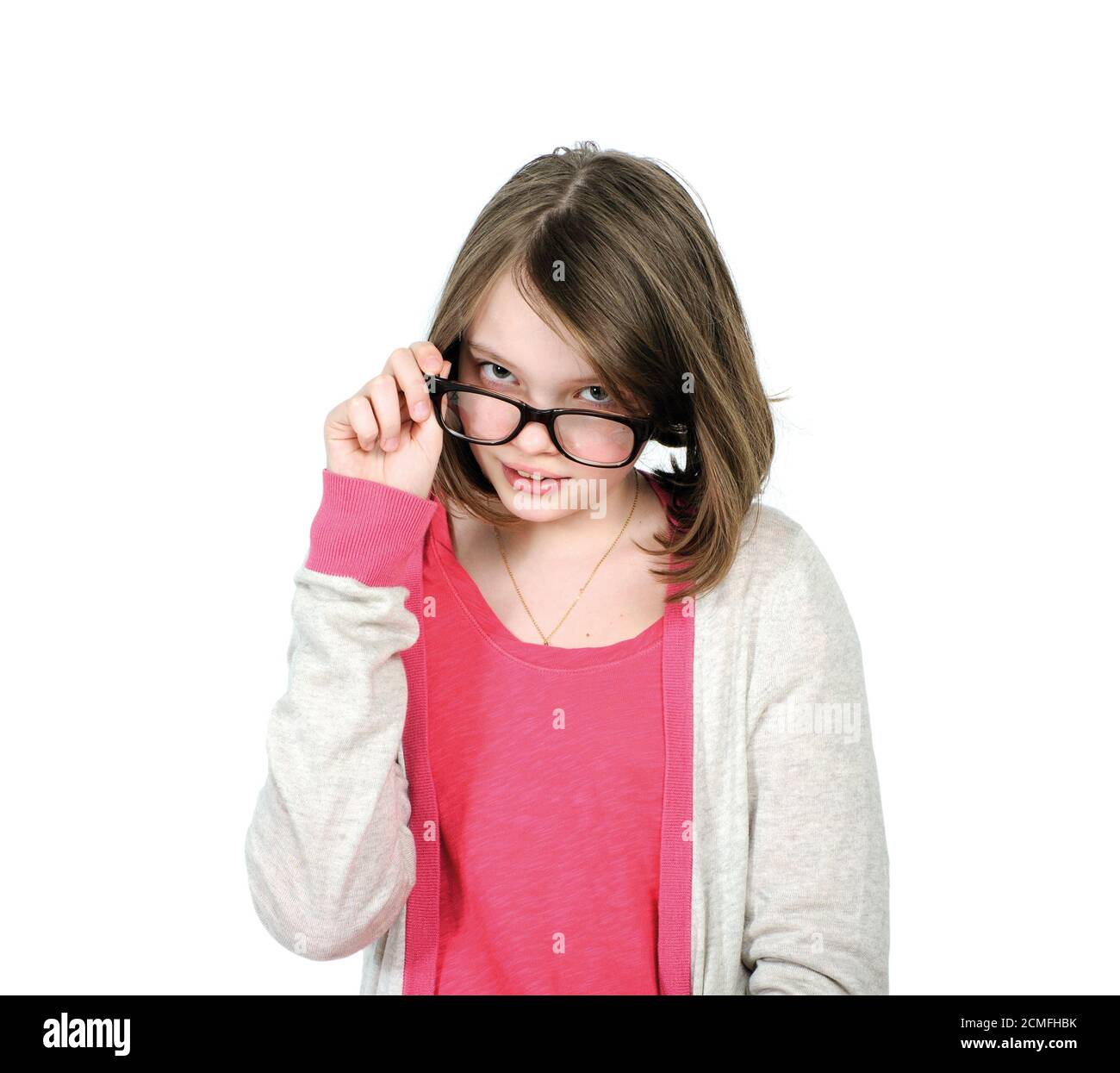 Carino ragazza giovane che guarda sopra i suoi occhiali per vedere. Foto Stock