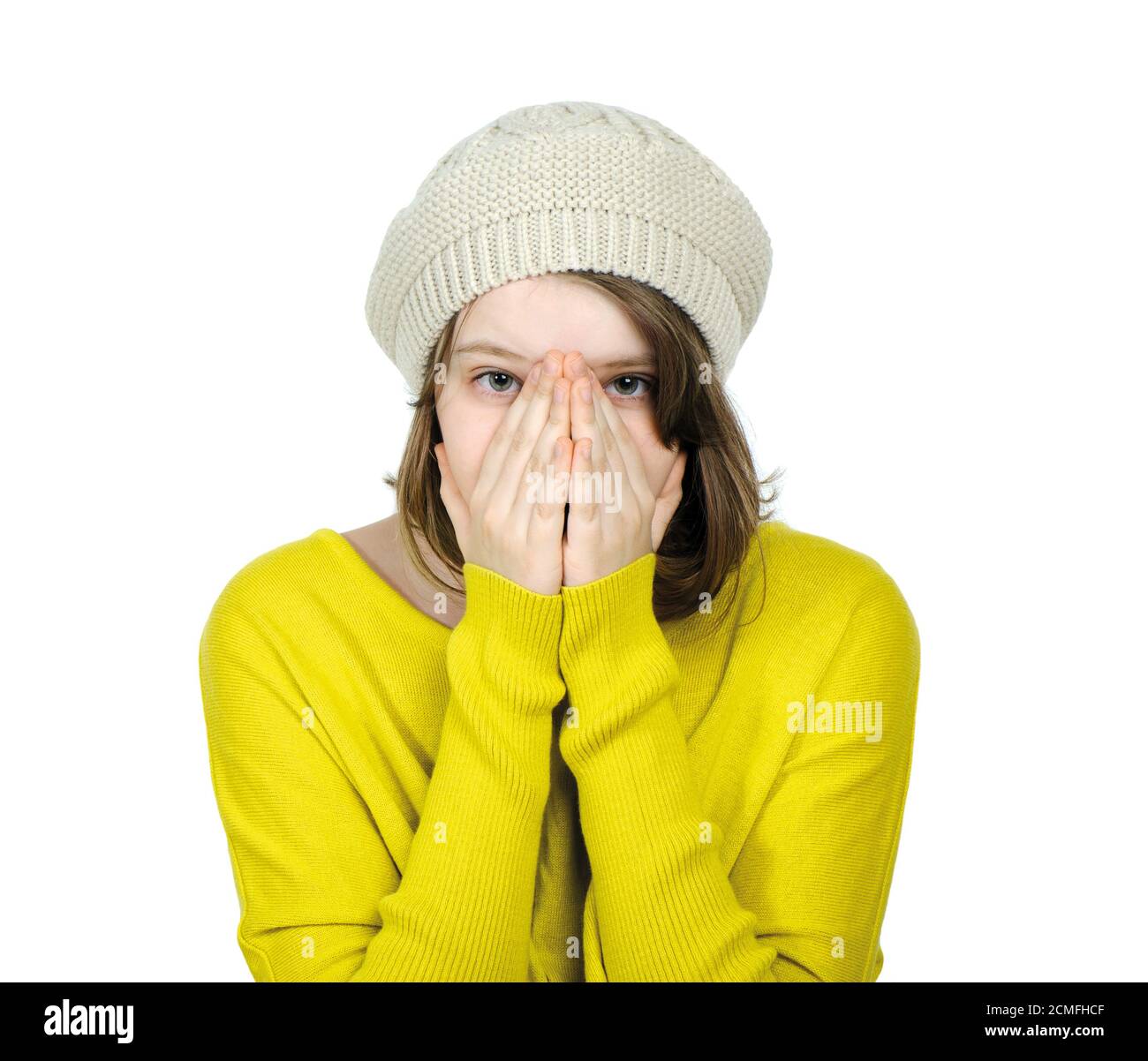 Ritratto di una ragazza adolescente che copre il viso con le mani. Foto Stock