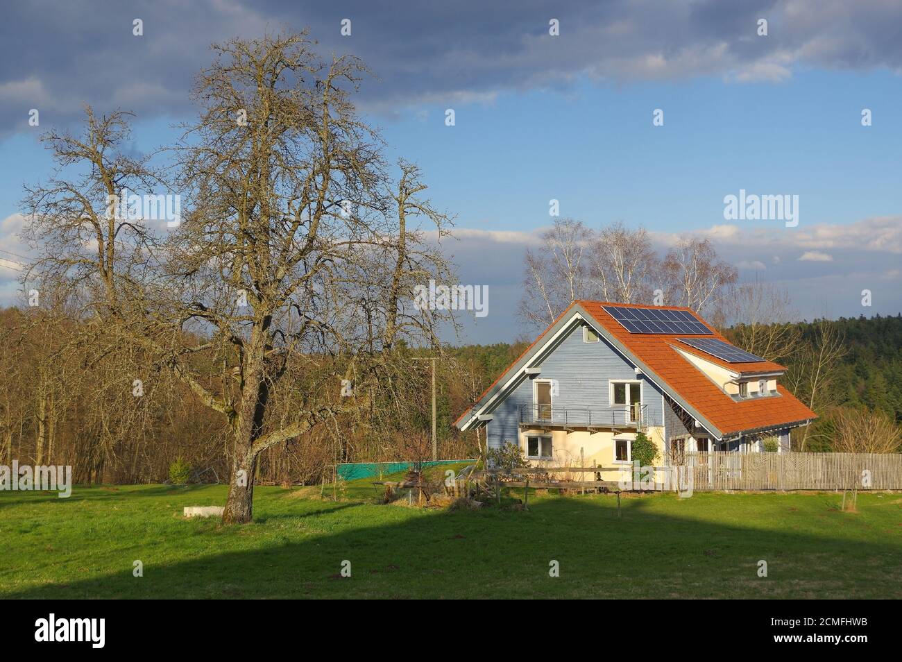 Tedesco paesaggio rurale con casetta di legno vicino alla Foresta Nera Baden Wuertemberg, Schoemberg in Germania Foto Stock