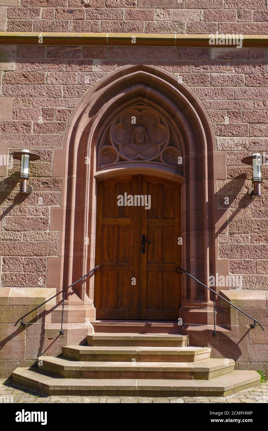 Vista frontale di un ingresso in San Bonifatius chiesa catolic, Bad Wildbad, Germania Foto Stock