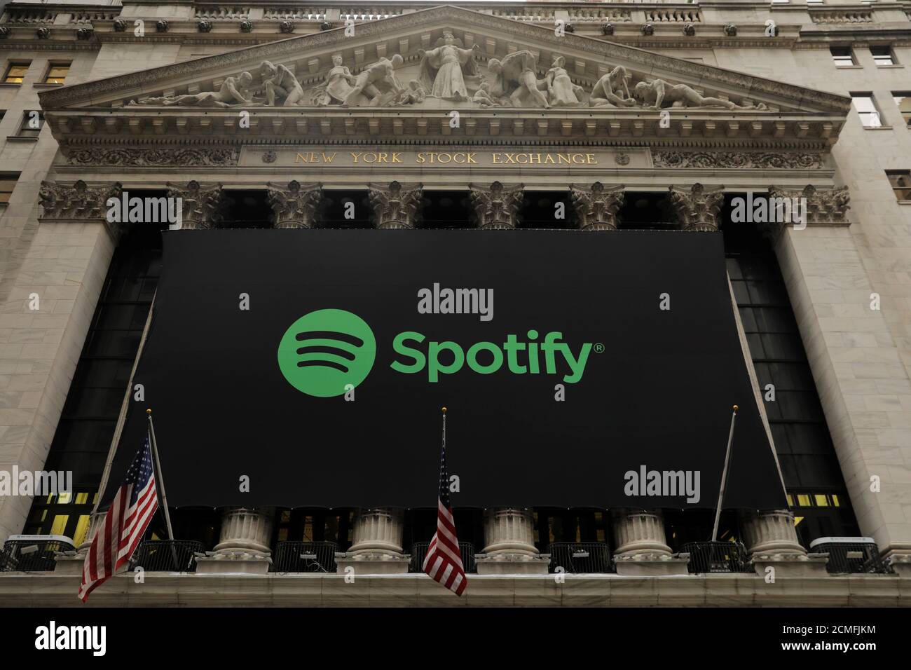 Il logo Spotify è appeso sulla facciata della Borsa di New York mentre  l'azienda elenca le sue azioni con una quotazione diretta a New York, Stati  Uniti, 3 aprile 2018. REUTERS/Lucas Jackson