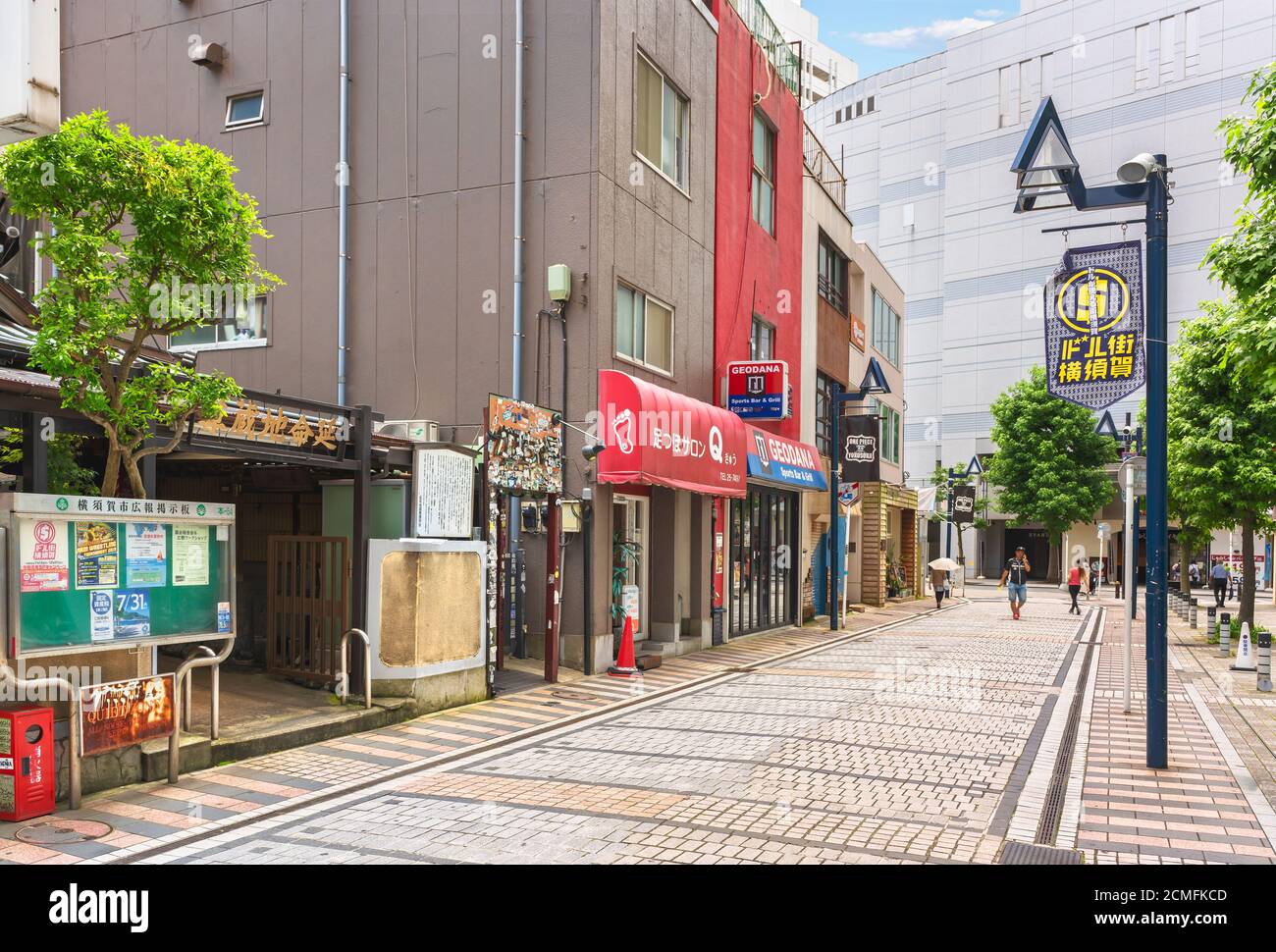 yokosuka, giappone - luglio 19 2020: Bandiere che celebrano la via Dobuita chiamata Dobuita-dori Shopping Street come quella in cui i dollari USA possono essere usati in fr Foto Stock