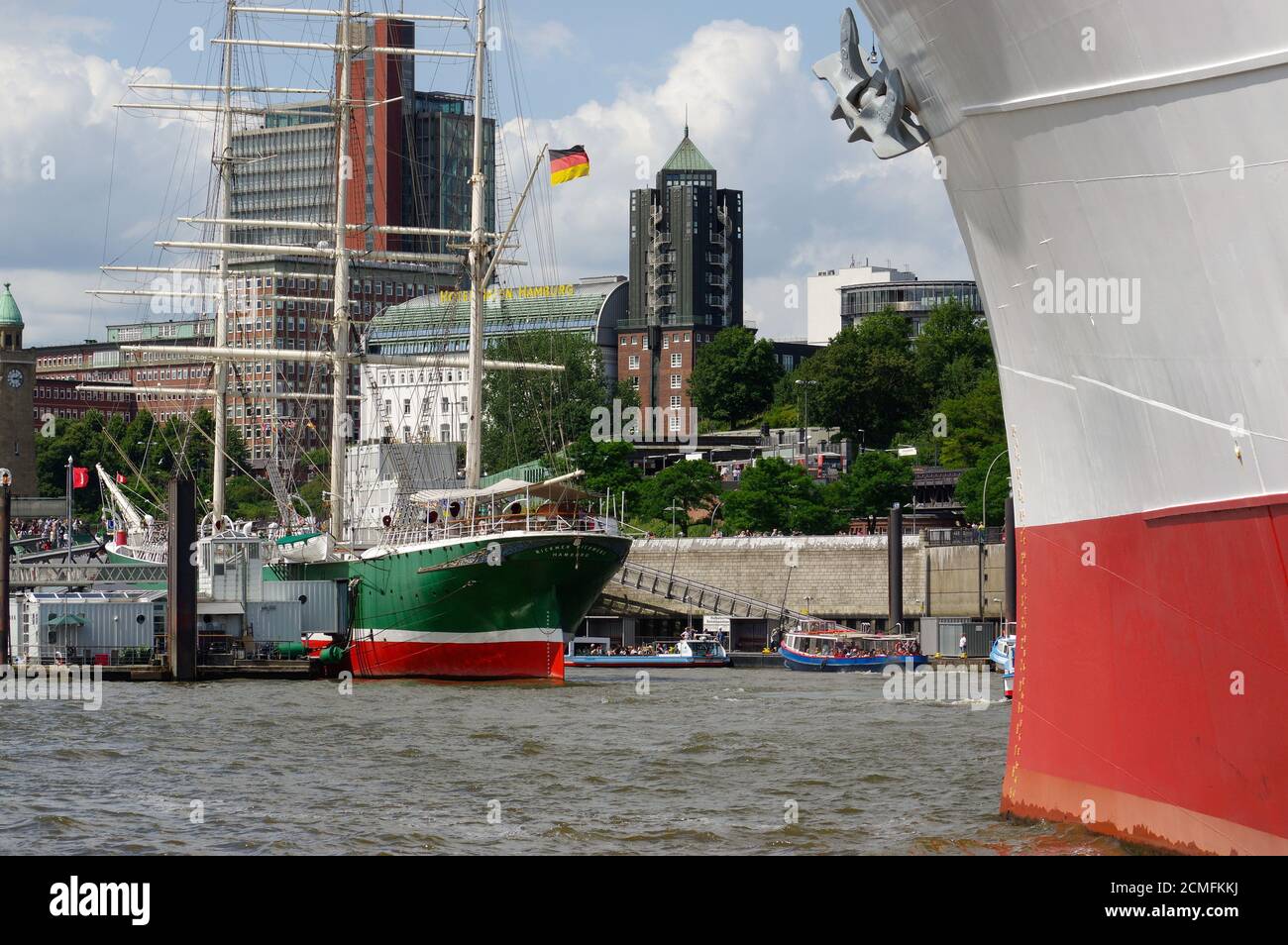 AMBURGO, GERMANIA - 18 LUGLIO 2015: La sig.ra Cap San Diego è una nave di carico generale, situata come museo in - Foto Stock