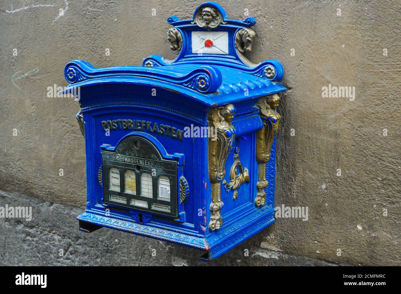 Blu vecchio postbox vintage Germania, casella postale pubblica ancora in uso Foto Stock