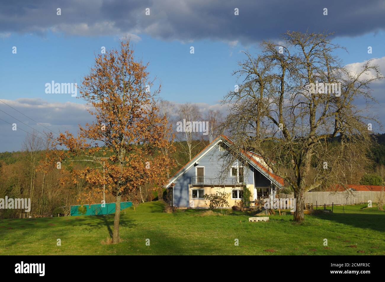 Tedesco paesaggio rurale con casetta di legno vicino alla Foresta Nera Baden Wuertemberg, Schoemberg in Germania Foto Stock