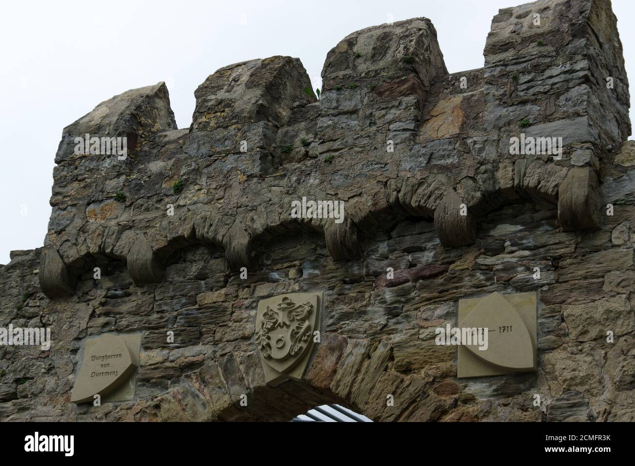 mura bastioni del castello della rovina Loeffelstelz, o D rrmenz a Muelacker, Germania sul fiume Enz Foto Stock