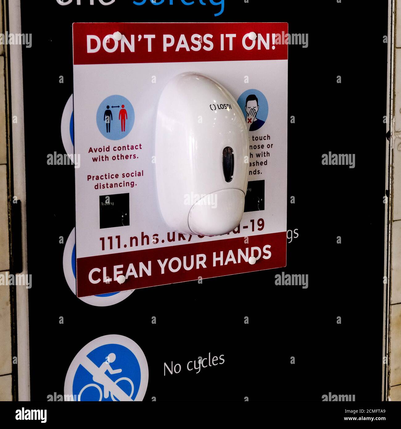 Punto di distribuzione dell'igienizzatore a mano in UN centro commerciale, senza persone Foto Stock