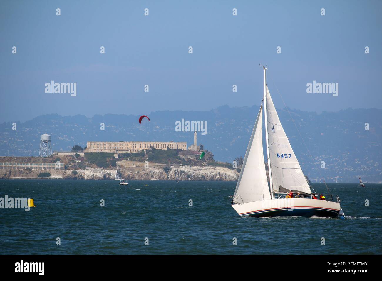 SAN FRANCISCO, USA - mai 23, 2015: Vela di fronte all'isola carceraria di Alcatraz Foto Stock