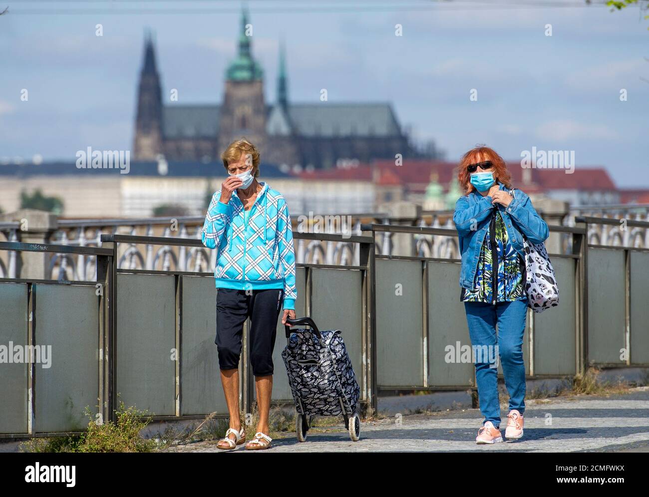 Due donne che indossano maschere si dirigono verso una fermata del tram nel centro di Praga, Repubblica Ceca, 17 settembre 2020. Il numero di nuovi confermati Foto Stock