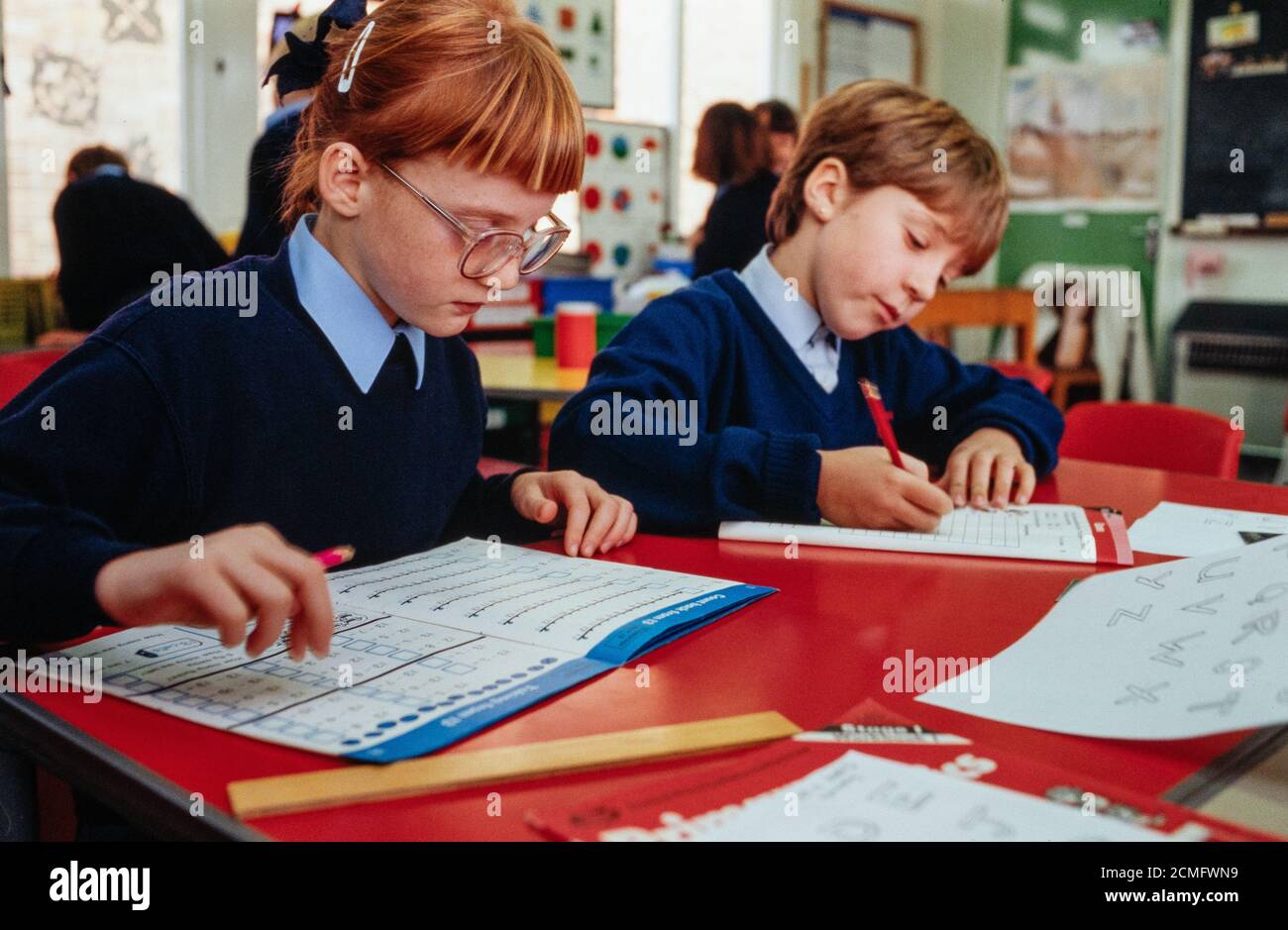 Corso per bambini presso la scuola elementare Send Church of England di Surrey. 10 dicembre 1991. Foto: Neil Turner Foto Stock