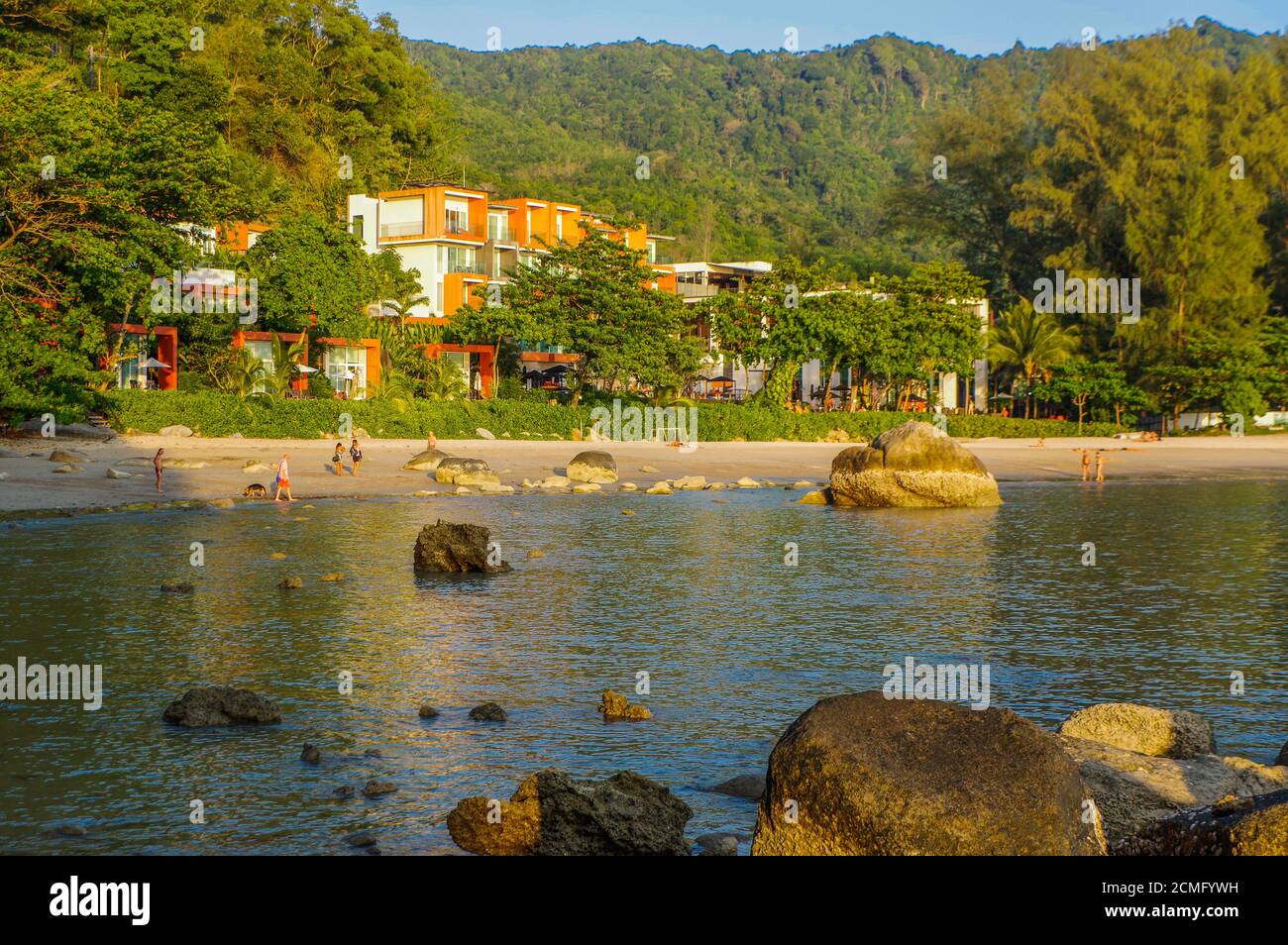 Bellissimo paesaggio mare vicino al molo ponte sulla spiaggia di Laem Panwa Cape famose attrazioni a Phuket è Foto Stock