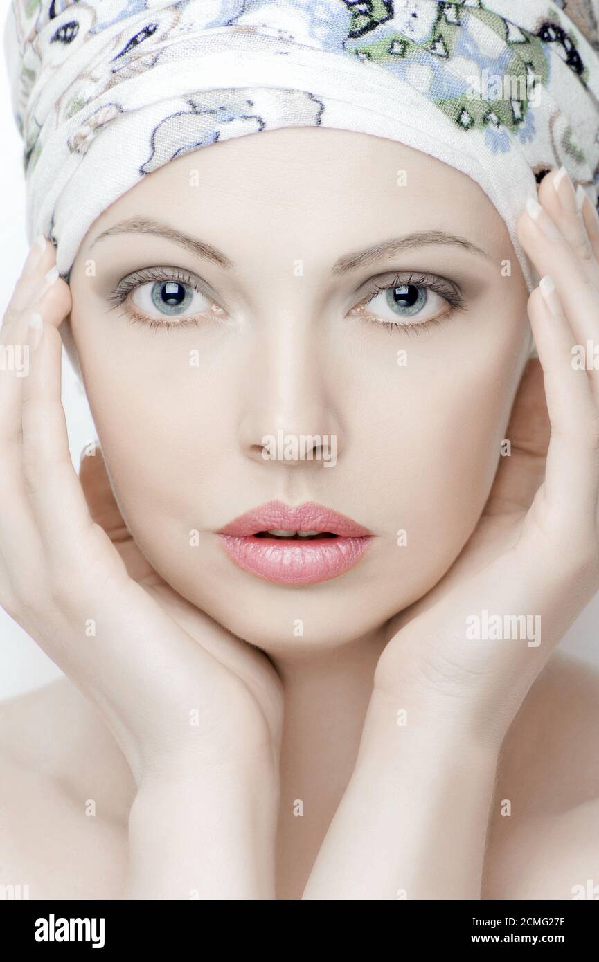Ritratto di una bella giovane donna con pelle pulita. Foto Stock