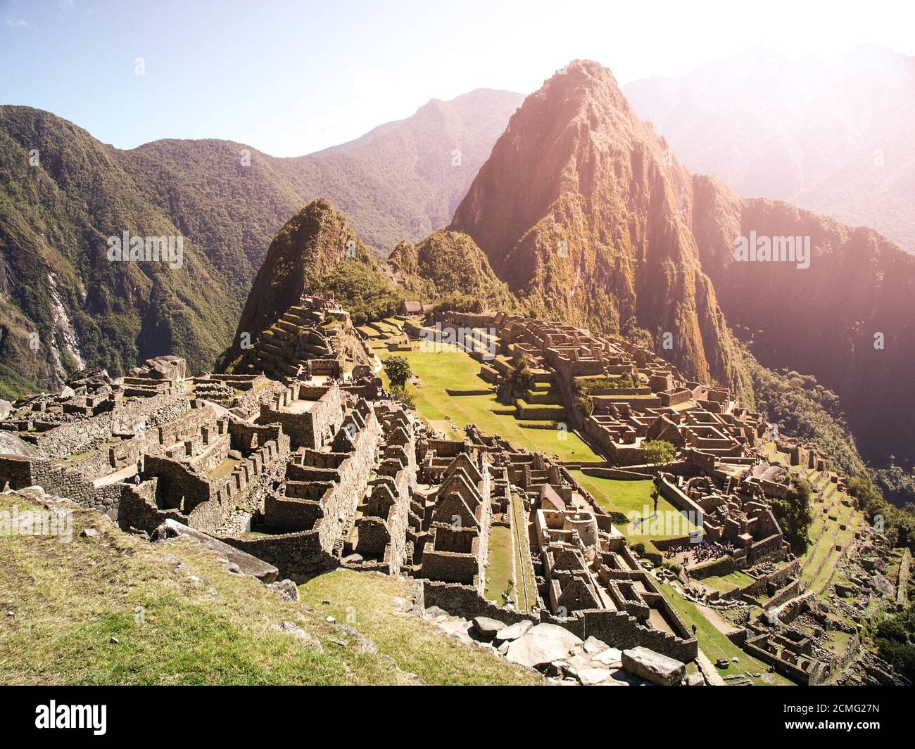 Antica città Inca di Machu Picchu illuminata dal sole. Rovine di Incan Lost città nella giungla peruviana. Sito patrimonio dell'umanità dell'UNESCO, Perù, Sud America. Foto Stock