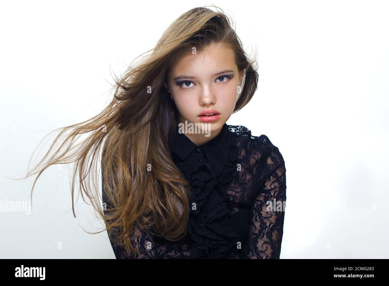 Ritratto di una bella ragazza con capelli volanti. Fotografia di moda in un tono morbido. Foto Stock