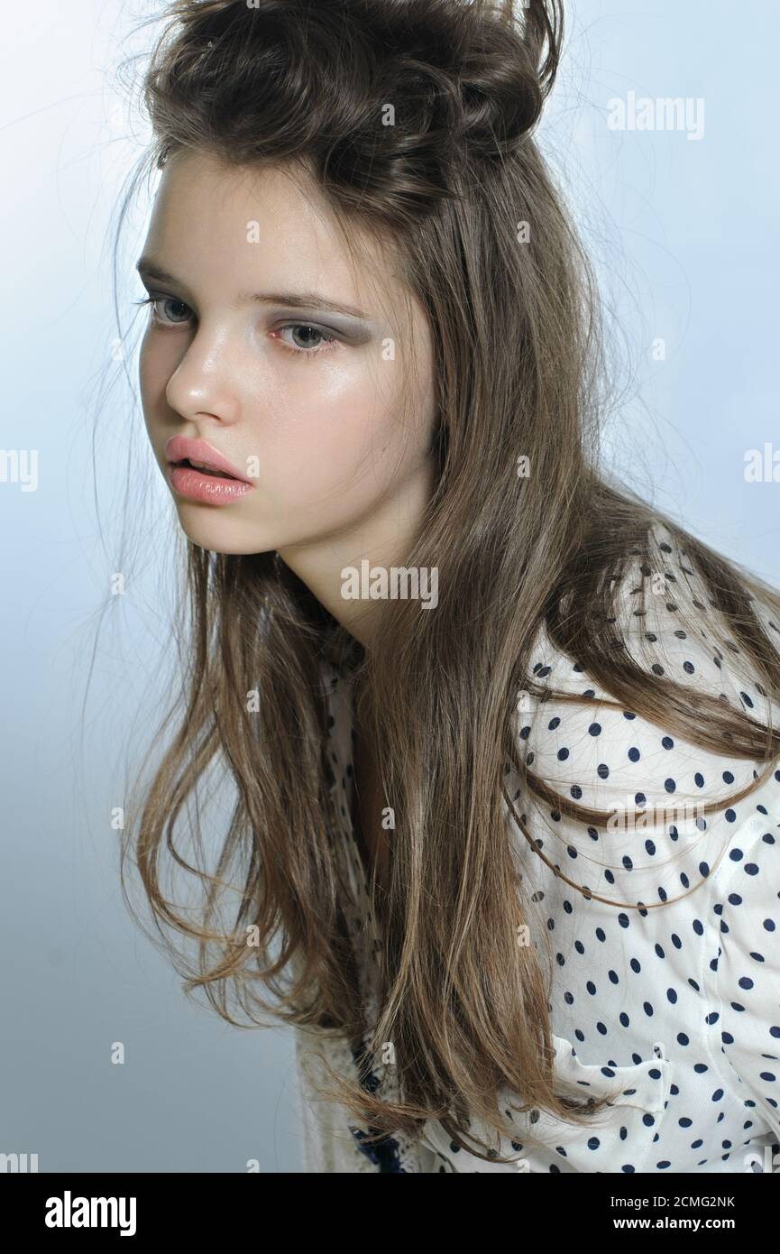 Ritratto di ragazza teen in una camicia elegante e capelli casual. Fotografia di moda in un tono morbido. Foto Stock