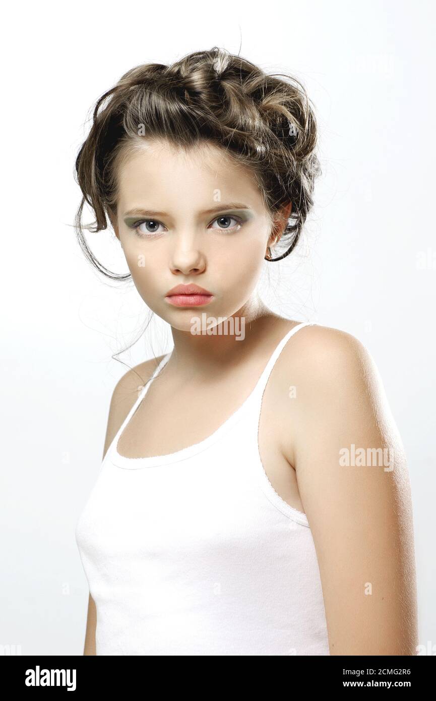 Ritratto di bellezza di una giovane ragazza con un volto serio. Foto Stock