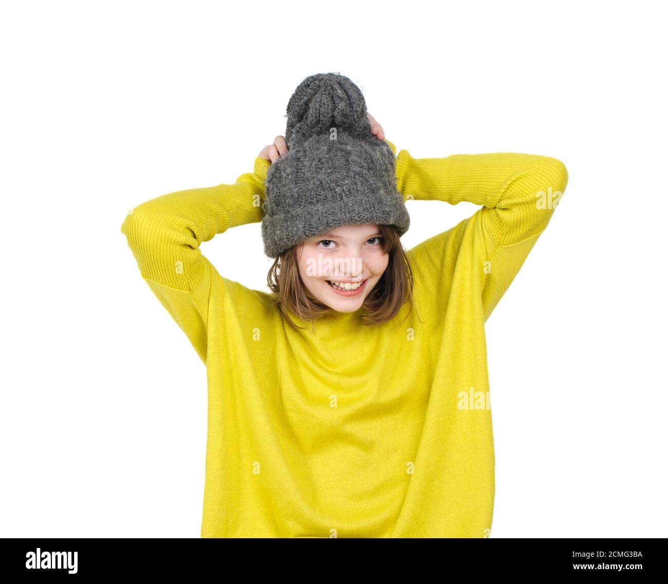 Ritratto di ragazza adolescente ridente in un cappello divertente e un ponticello lavorato a maglia brillante. Foto Stock