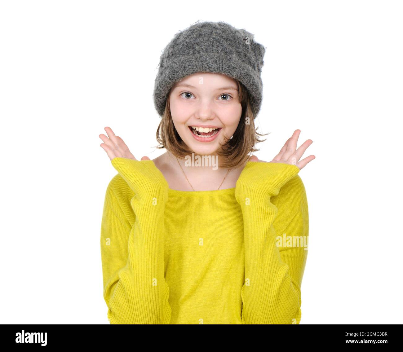 Ritratto di ragazza teen ridente (felice) in un cappello lavorato a maglia e maglia brillante. Foto Stock