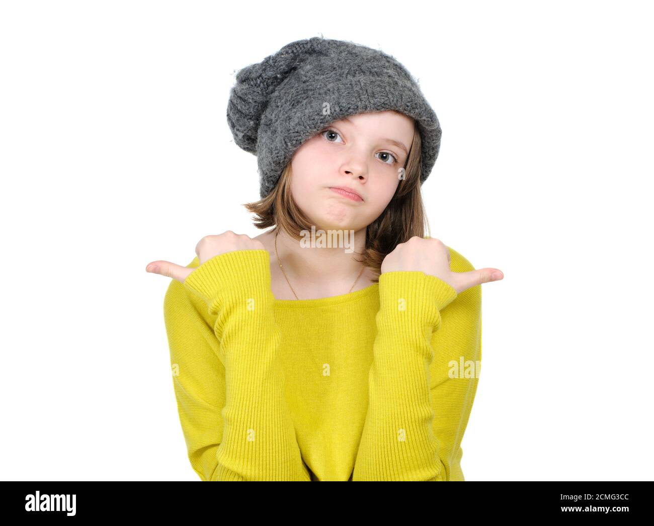 Ritratto della ragazza teen carina che mostra le sue dita in direzioni diverse. Foto Stock