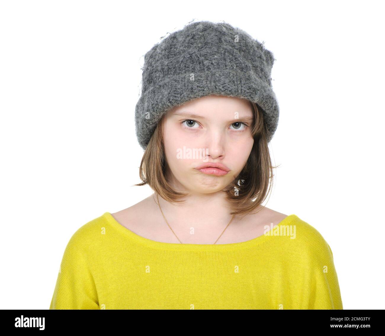Ritratto di rancore adolescente in divertente cappello maglia jumper e luminoso. Foto Stock