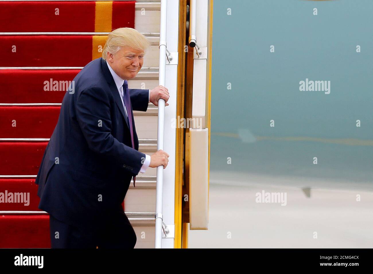 Il presidente DEGLI STATI UNITI Donald J. Trump guarda alle scale dell'aeronautica uno prima di partire dall'aeroporto internazionale noi Bai, ad Hanoi, Vietnam 12 novembre 2017. REUTERS/Minh Hoang/Pool Foto Stock