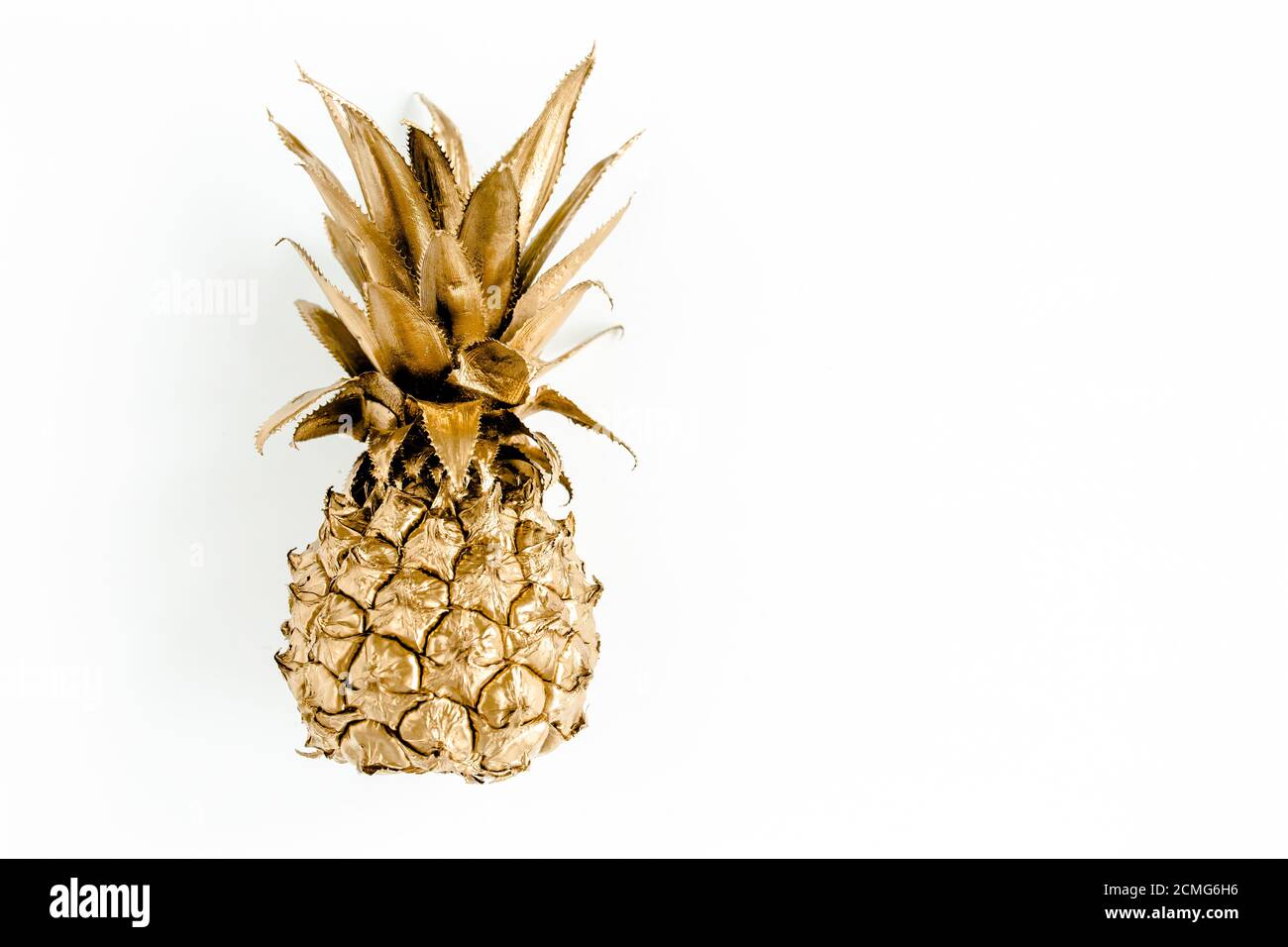 Vista dall'alto ananas dorato isolato su sfondo bianco. Concetto di cibo. Template blog social media. Stile minimo. Disposizione piatta Foto Stock