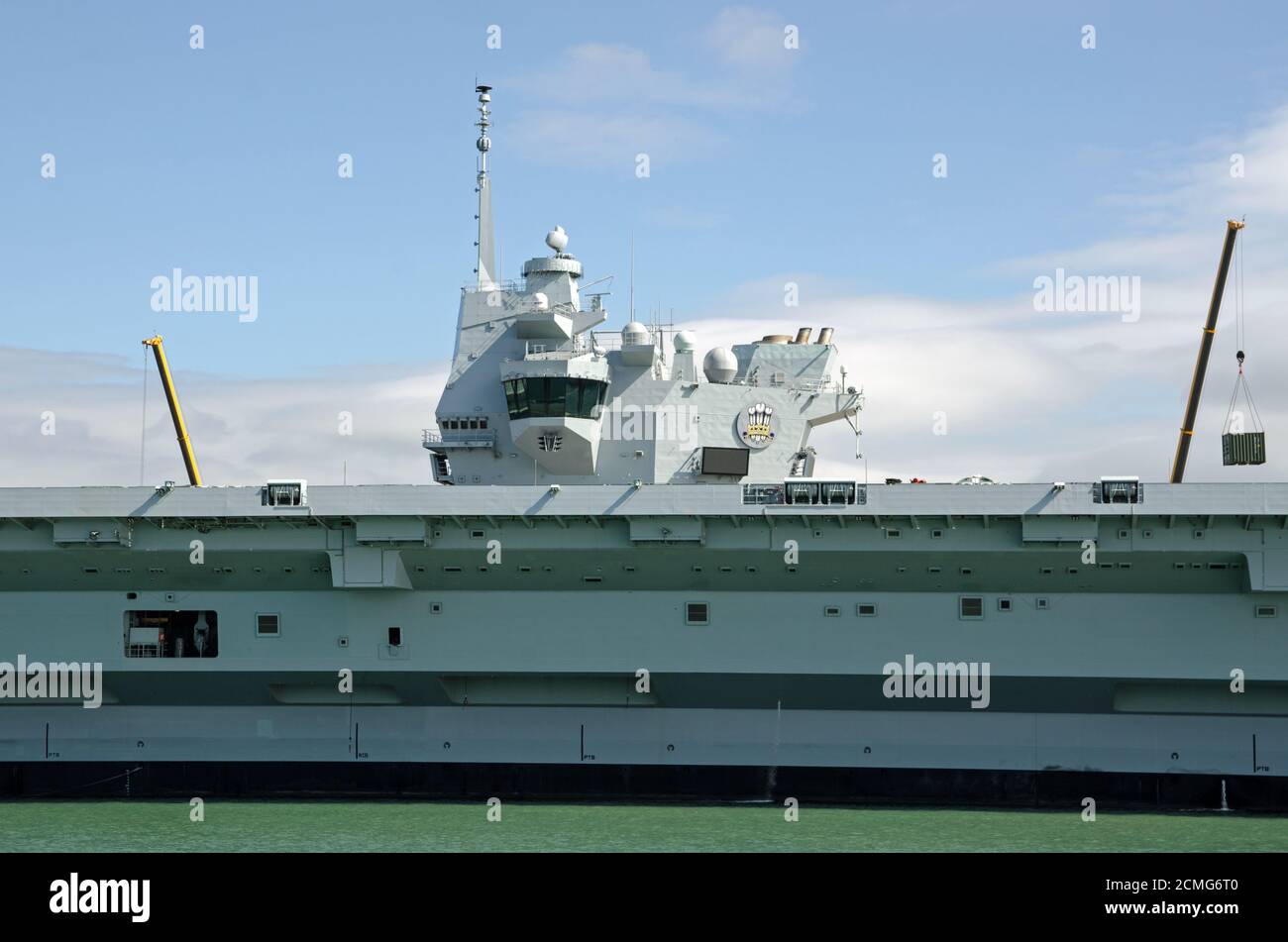 Sovrastruttura e ponte della Royal Navy portaerei HMS Prince of Wales ormeggiata a Portsmouth Harbour, Hampshire. Foto Stock