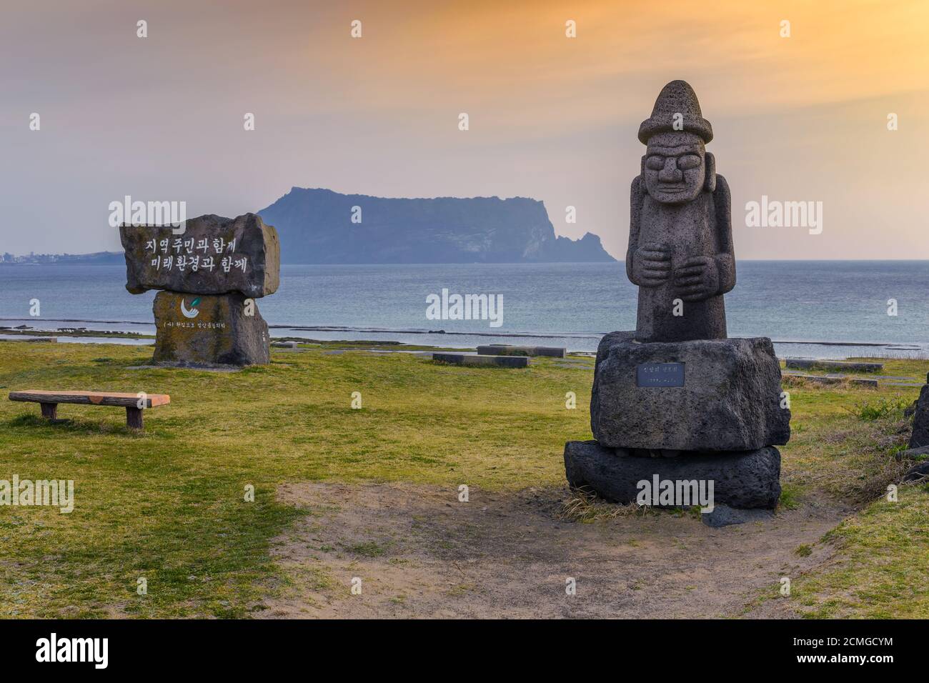 Dol hareubang statua e Jeju-do Seongsan Ilchulbong, Jeju Island, Corea del Sud Foto Stock