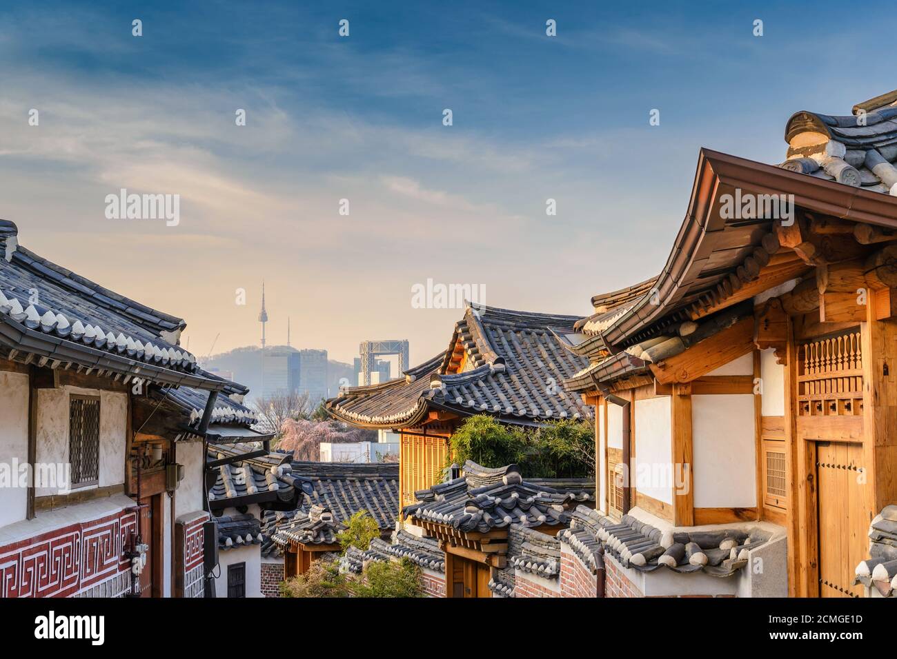 Il villaggio di Bukchon Hanok e Seoul skyline della città di Seoul, Corea del Sud Foto Stock