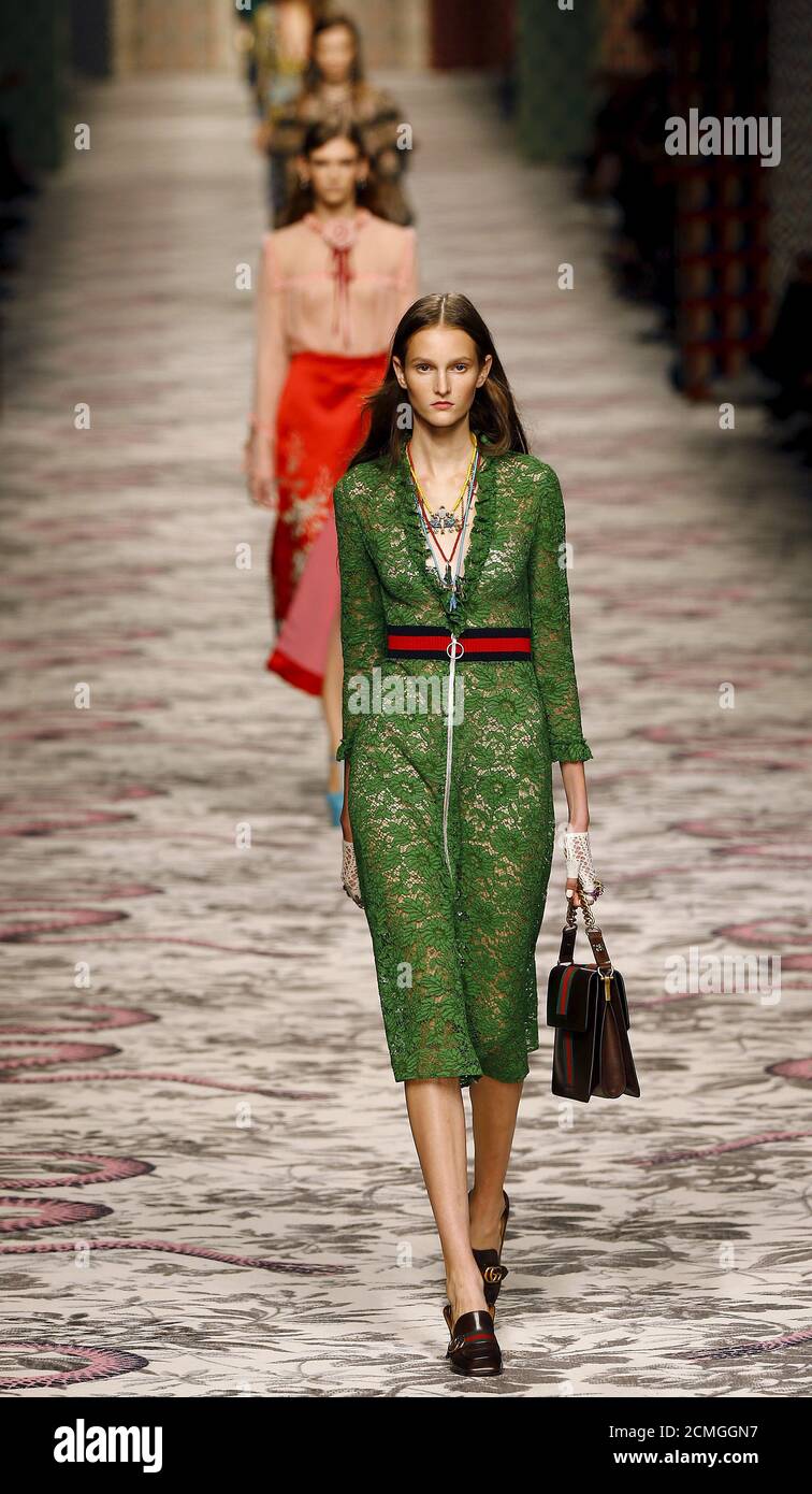 Un modello presenta una creazione della collezione Primavera/Estate 2016 di  Gucci durante la settimana della Moda di Milano in Italia il 23 settembre  2015. REUTERS/Stefano Rellandini Foto stock - Alamy